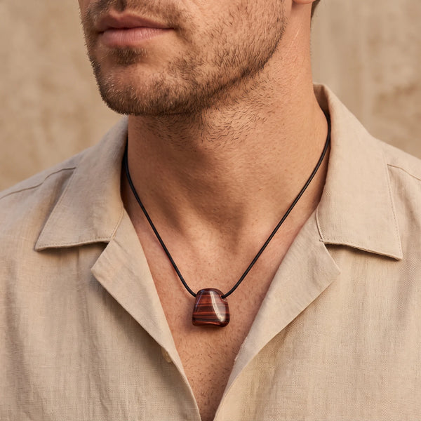 Collier homme pendentif œil de taureau roulé et percé sur cordon noir