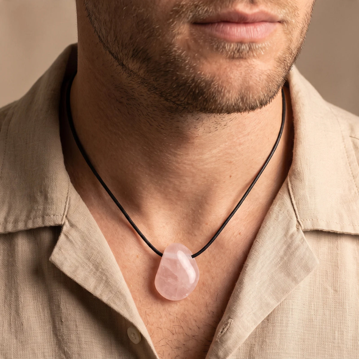 Collier homme pendentif quartz rose roulé et percé sur cordon noir