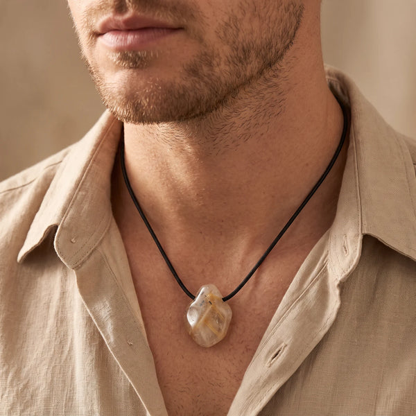Collier homme pendentif quartz rutile roulé et percé sur cordon noir