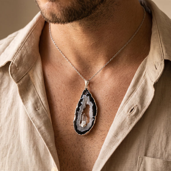 Collier homme pendentif tranche de géode et cristal de roche sur chaîne argentée