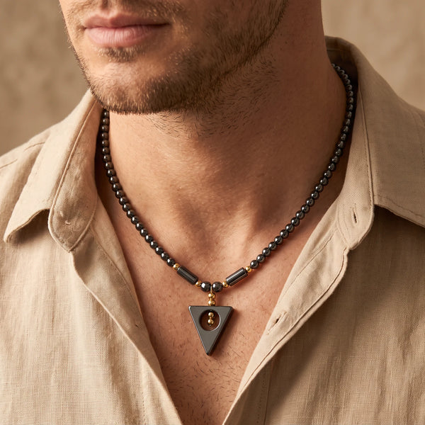 Collier homme pendentif triangle en hématite sur perles d'hématite