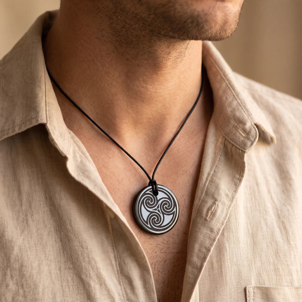 Collier homme pendentif triskèle celte en shungite noire sur cordon