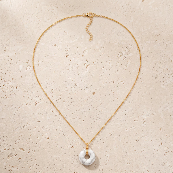 Collier howlite sur chaîne dorée en acier inoxydable, longueur réglable