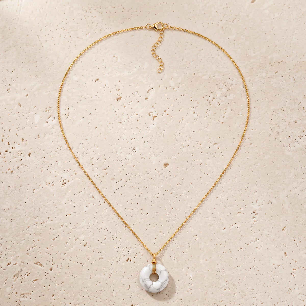 Collier howlite sur chaîne dorée en acier inoxydable, longueur réglable