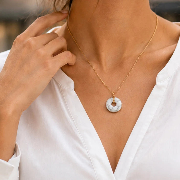 Collier howlite femme porté sur chemise blanche, idée cadeau