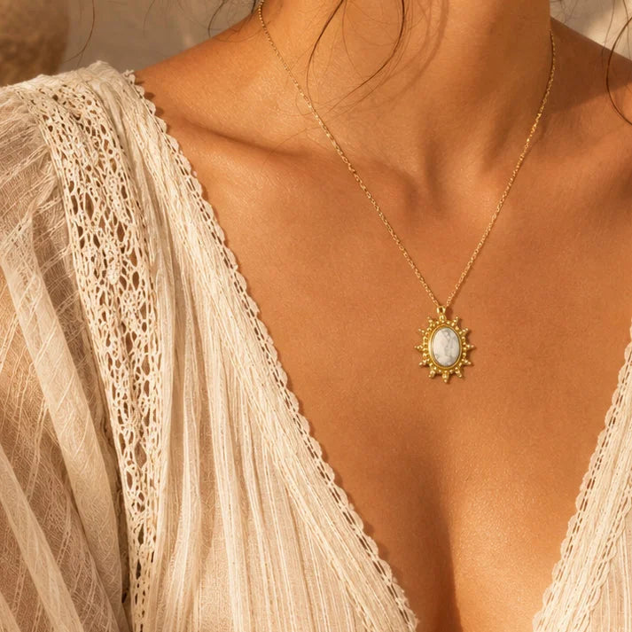 Collier howlite ALBA® porté par une femme, soleil doré sur chaîne fine