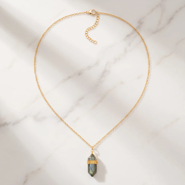 Collier labradorite femme sur chaîne fine dorée réglable de 38 à 43 cm