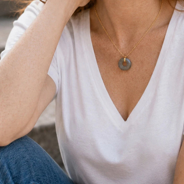 Collier labradorite femme porté sur t-shirt blanc, pendentif doré