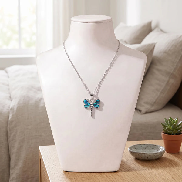 Collier libellule bleu en nacre naturelle porté sur un buste, pendentif libellule sur chaîne argentée
