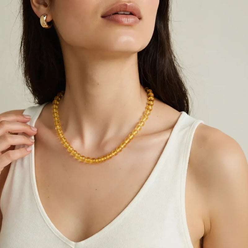 Collier pierre naturelle porté par une femme