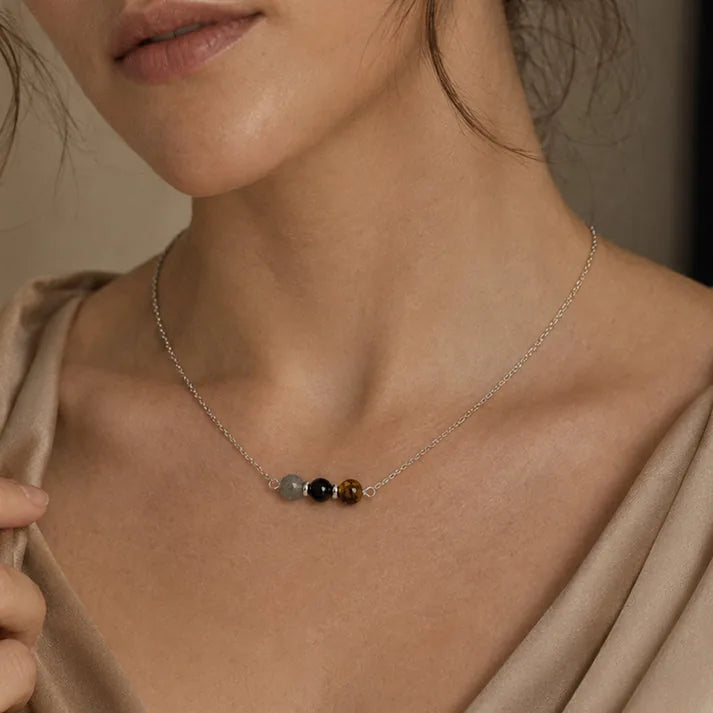 Collier lithothérapie en labradorite, onyx et œil de tigre porté, chaîne fine argentée
