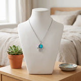 Collier Pendentif Main de Fatma en Nacre Naturelle Bleue