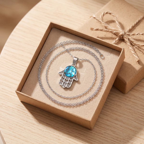 Collier main de Fatma femme en nacre dans une boîte cadeau kraft, idée cadeau