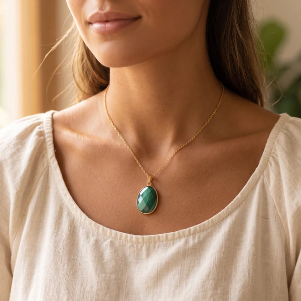 Collier malachite porté par une femme, collier pierre verte sur chaîne dorée