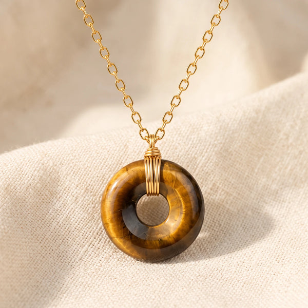 Collier pierre marron en œil de tigre, donut de 17 mm sur chaîne dorée