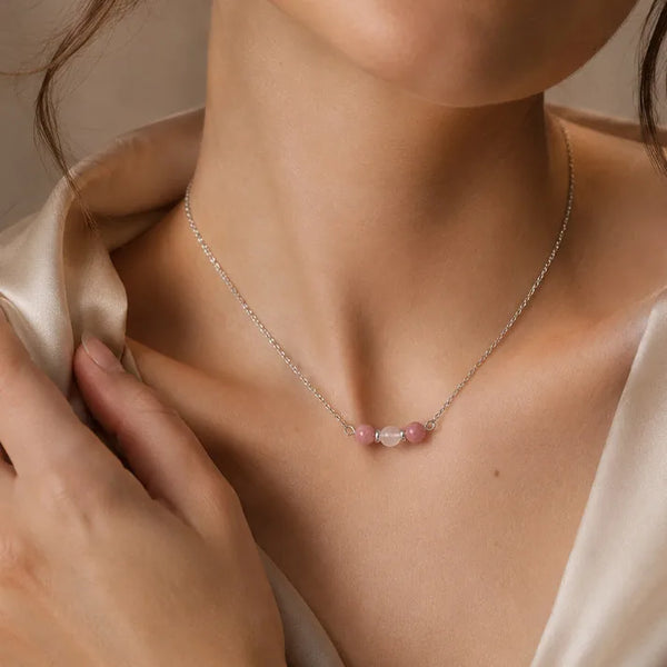 Collier minimaliste en rhodonite et quartz rose porté, chaîne fine argentée