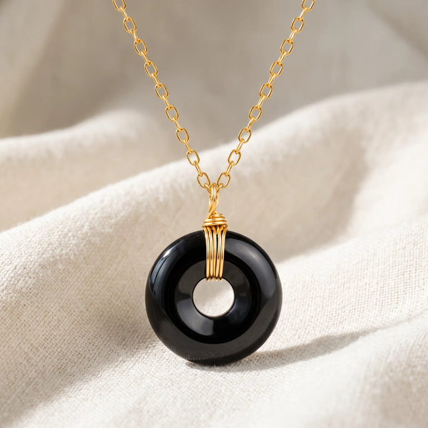 Collier pierre noire en onyx, donut de 17 mm sur chaîne dorée