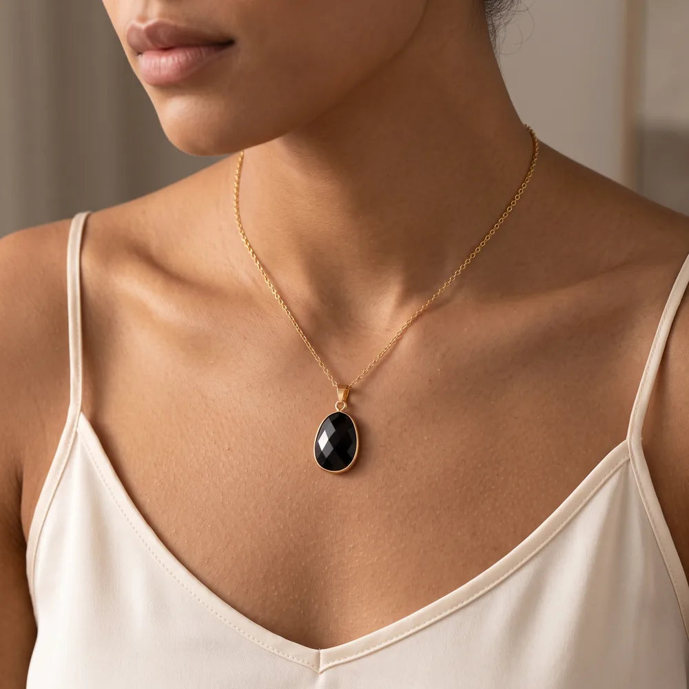Collier obsidienne porté par une femme, collier pierre noire sur chaîne dorée