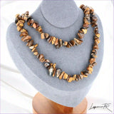 Collier Œil de Tigre Baroque Chatoyant (Regard Protecteur) avec pépites naturelles dorées et brunes.
