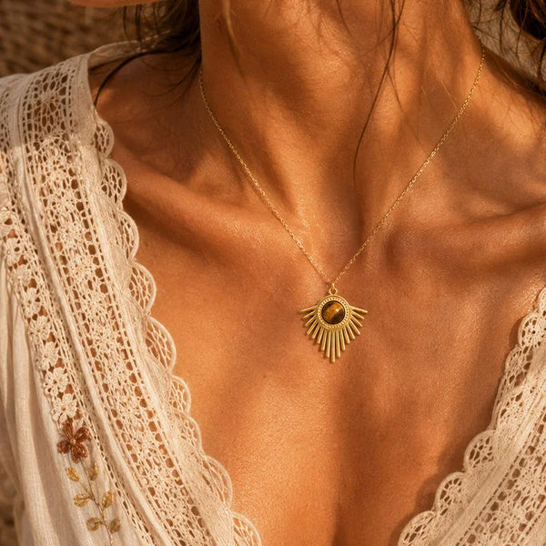 Collier œil de tigre femme SOLENA® porté par une femme, soleil doré sur chaîne fine