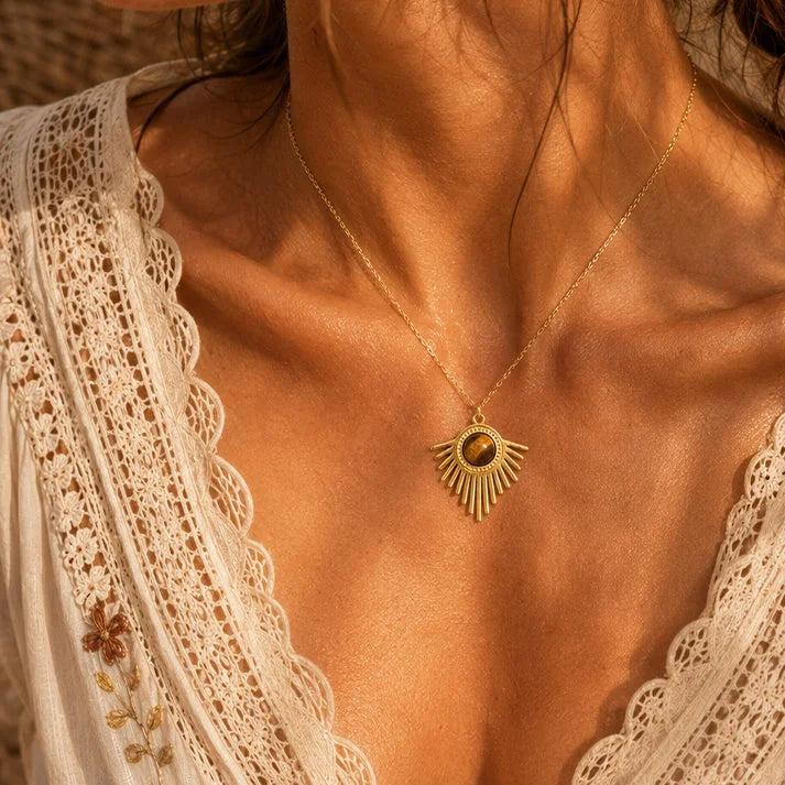 Collier œil de tigre femme SOLENA® porté par une femme, soleil doré sur chaîne fine
