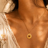 Collier Œil de Tigre SOLAYA®, Pierre Marron sur Médaille Soleil Gravée