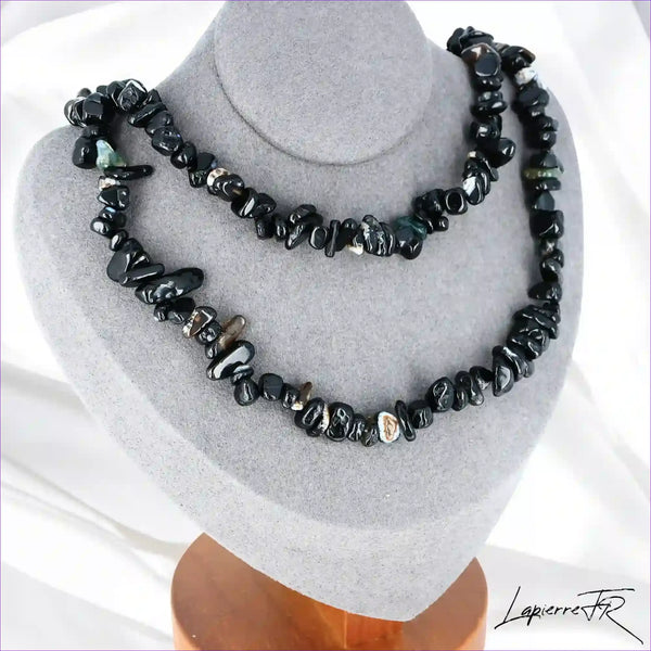 Collier Onyx Noir Baroque Protecteur (Égide Nocturne) avec pépites naturelles noires profondes.