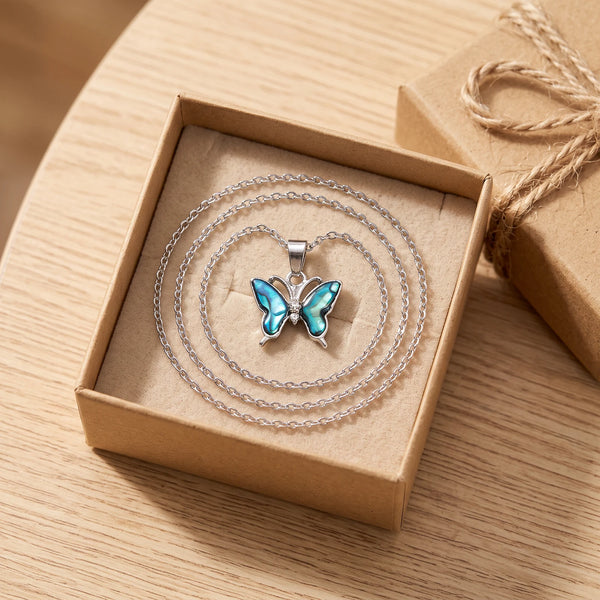 Collier papillon femme en nacre dans une boîte cadeau kraft, idée cadeau