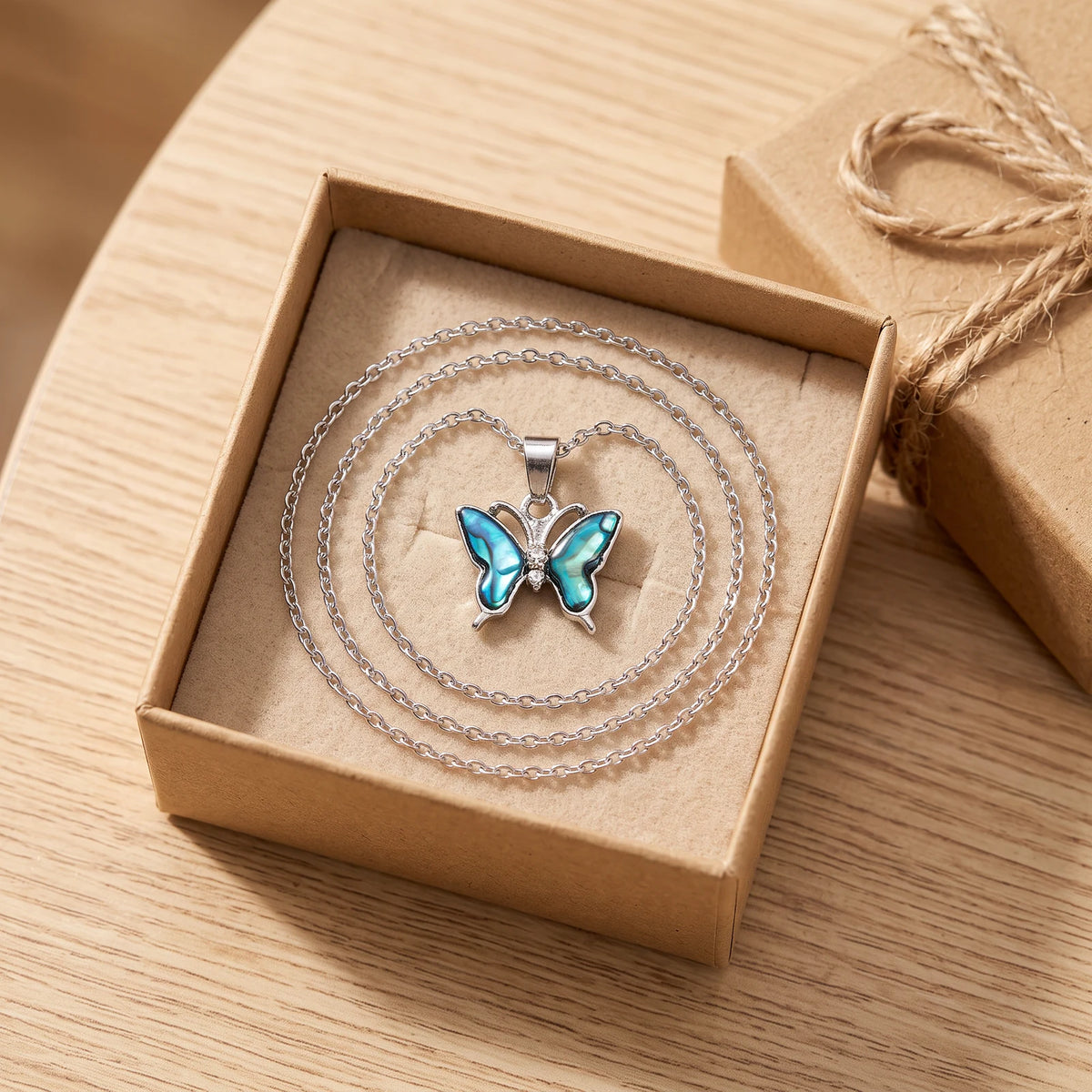 Collier papillon femme en nacre dans une boîte cadeau kraft, idée cadeau