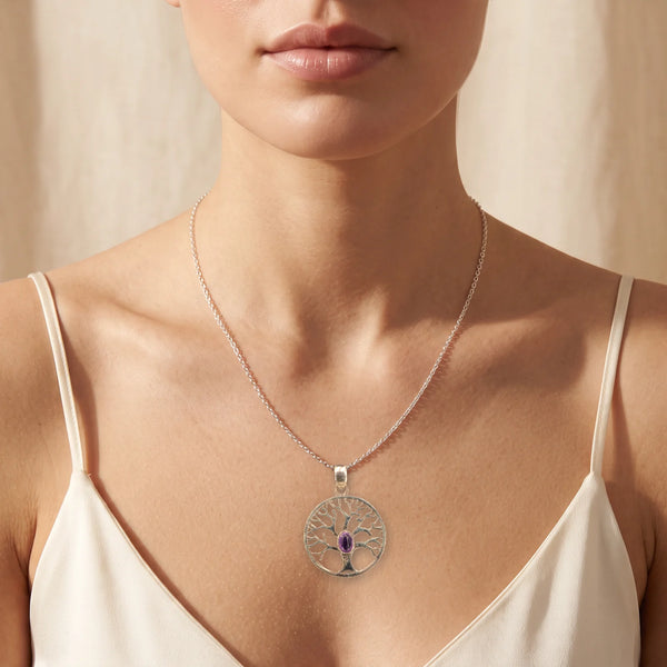 Collier pendentif arbre de vie en argent et améthyste porté par une femme