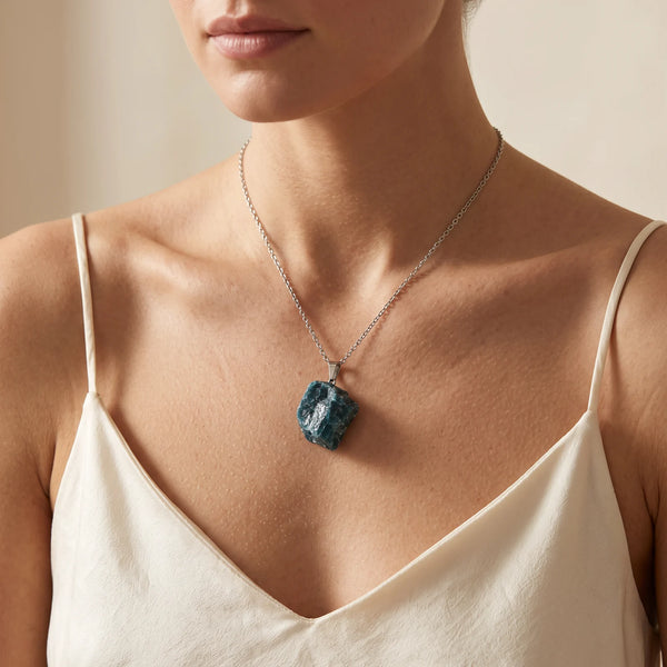 Collier pendentif pierre brute en apatite bleue naturelle porté par une femme, chaîne argentée