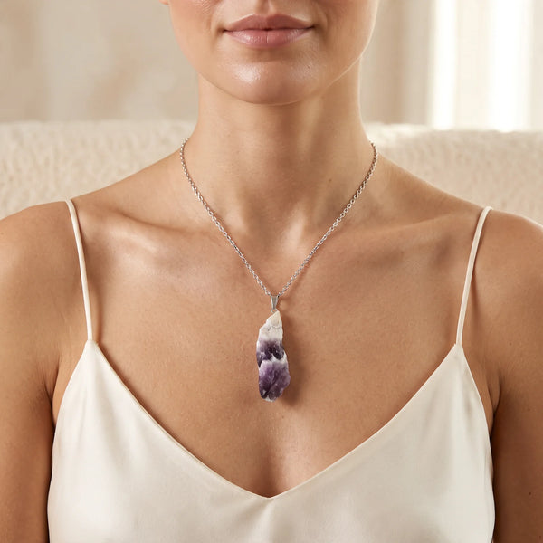 Collier pendentif pierre brute en améthyste chevron porté par une femme, chaîne argentée