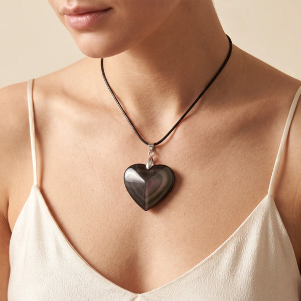 Collier pendentif coeur en obsidienne oeil céleste porté, bijou femme sur cordon noir