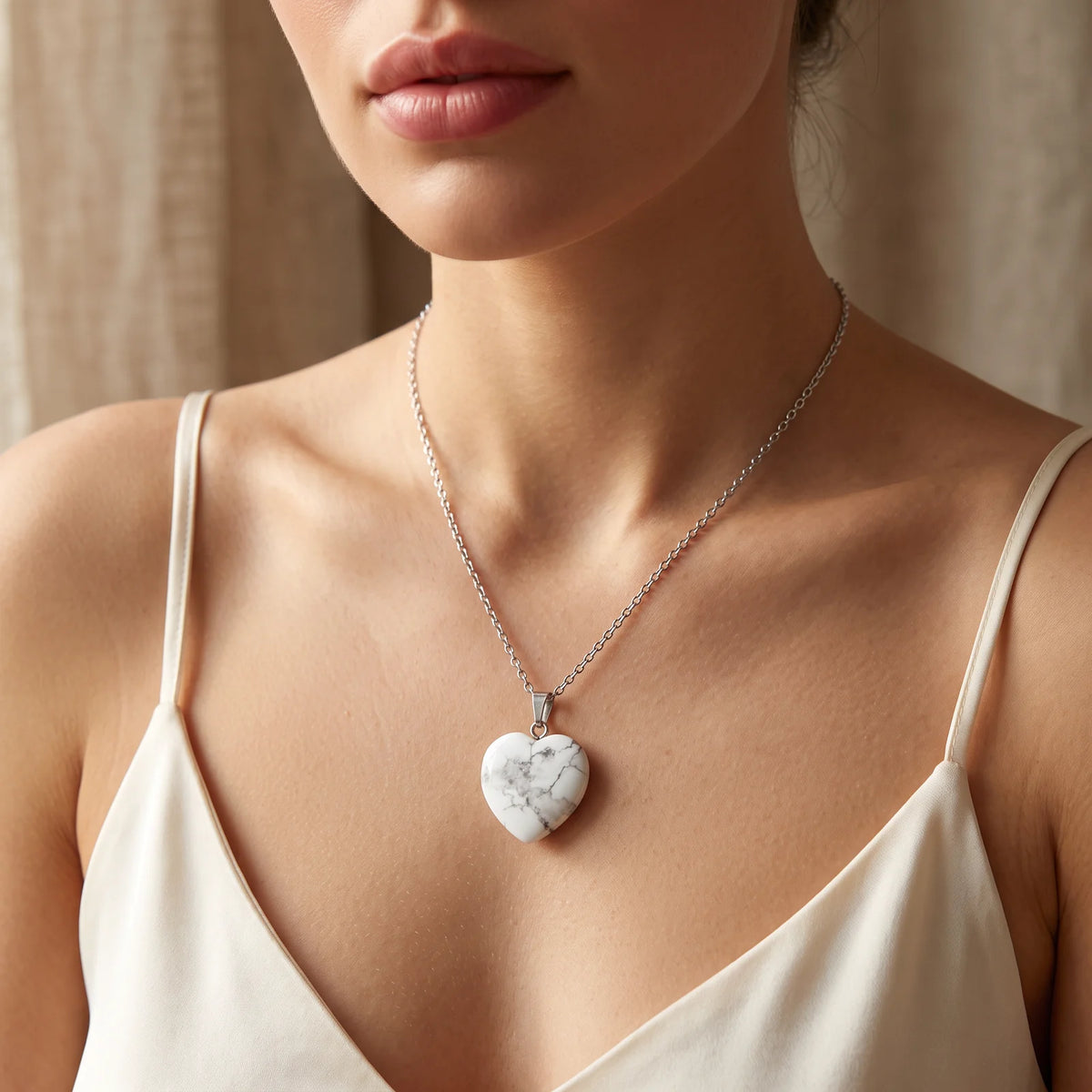 Collier pendentif cœur femme en howlite blanche veinée de gris, bélière argentée