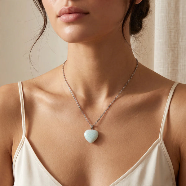 Collier pendentif cœur en amazonite naturelle porté par une femme, chaîne argentée