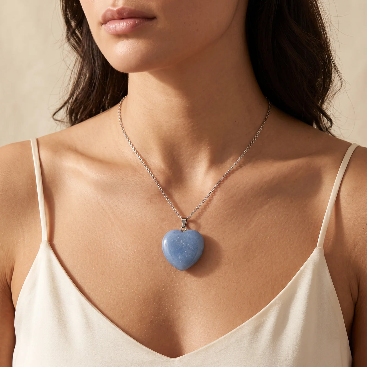 Collier pendentif cœur en aventurine bleue naturelle porté par une femme