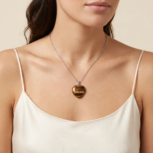 Collier pendentif cœur en œil de tigre naturel porté par une femme