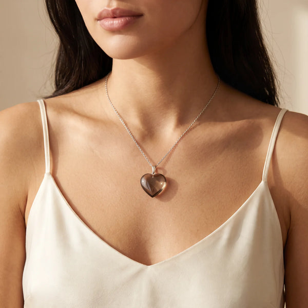 Collier pendentif cœur en quartz fumé naturel porté par une femme, chaîne argentée