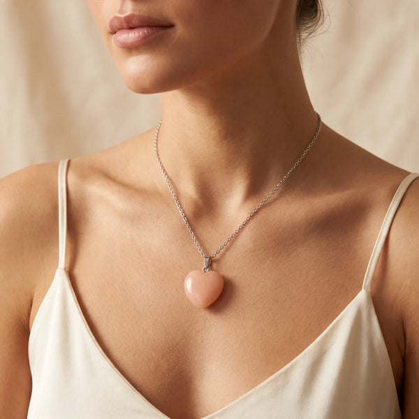 Collier pendentif cœur en aventurine rose naturelle porté par une femme