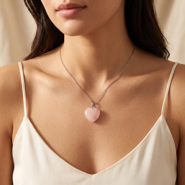 Collier pendentif cœur en quartz rose véritable porté par une femme, bijou romantique