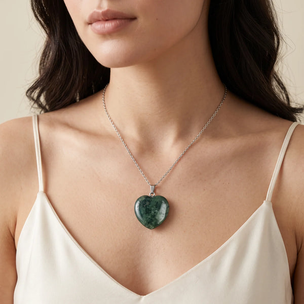 Collier pendentif cœur en agate mousse naturelle porté par une femme