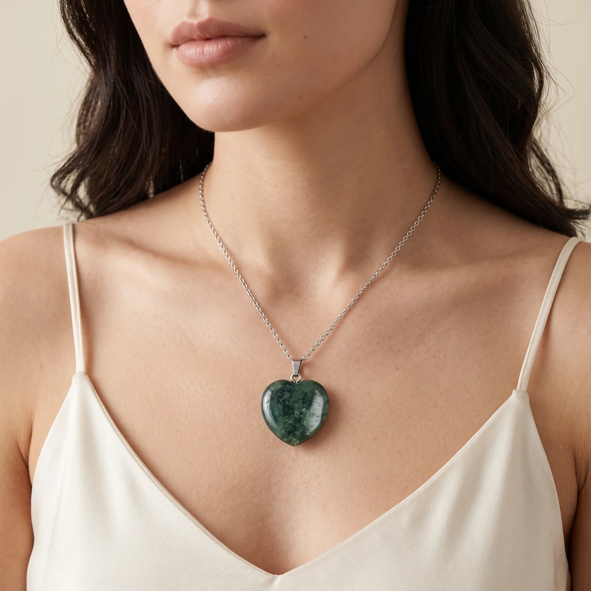 Collier pendentif cœur en agate mousse naturelle porté par une femme