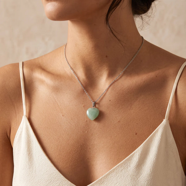 Collier pendentif cœur en aventurine verte naturelle porté par une femme