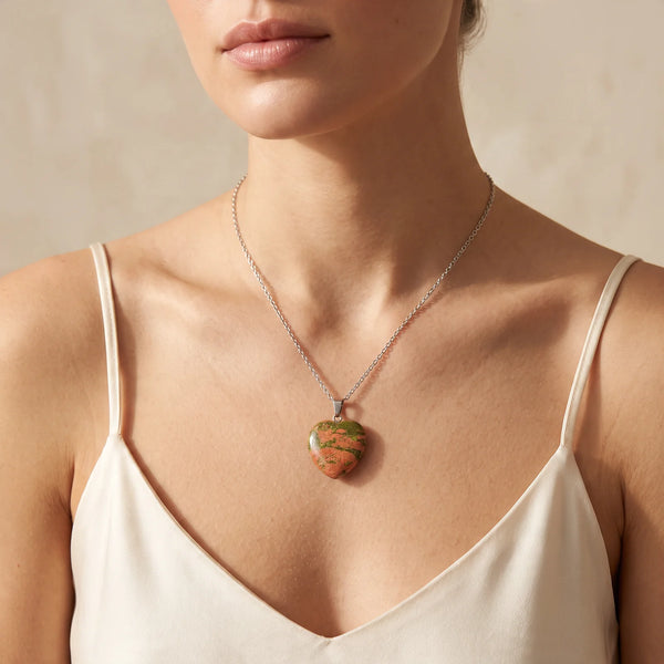 Collier pendentif cœur en unakite verte et rose porté par une femme, chaîne argentée