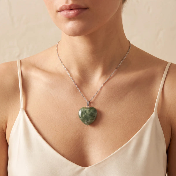 Collier pendentif cœur en fluorite verte naturelle porté par une femme