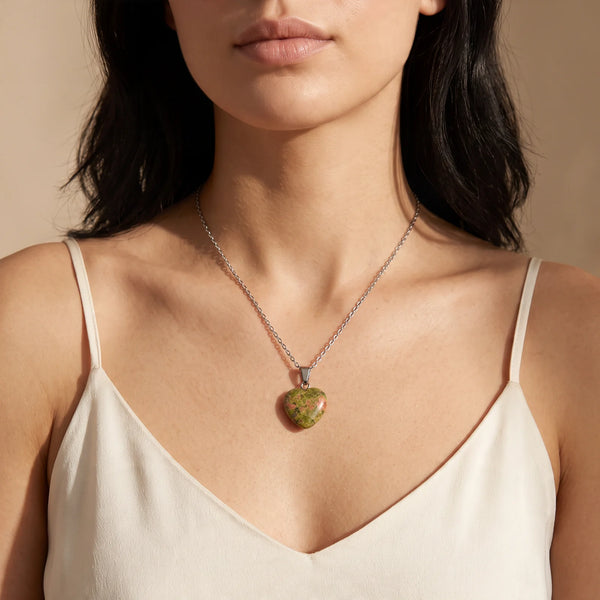 Collier pendentif cœur en unakite verte et rose porté par une femme
