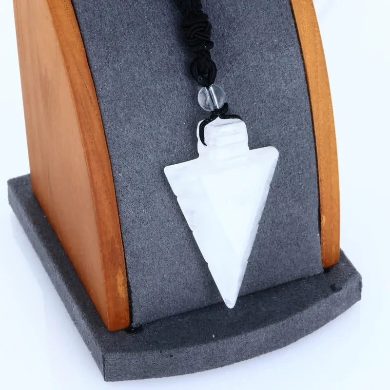 Vue du pendentif flèche en Cristal de Roche, pierre naturelle pour collier de lithothérapie