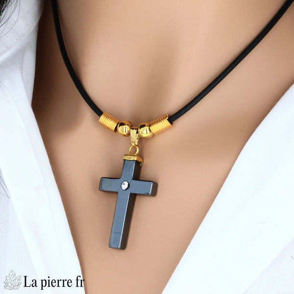 Collier pendentif croix en hématite sur cordon porté, La Pierre Fr