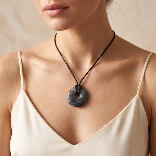 Collier pendentif donut en agate indienne naturelle porté par une femme, cordon noir