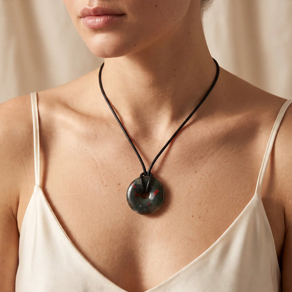 Collier pendentif donut en héliotrope naturelle porté par une femme, cordon ciré noir